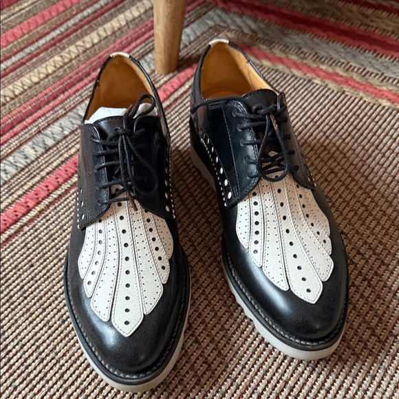 Stylish Black and White Women's Loafers - Picture 3 of 10